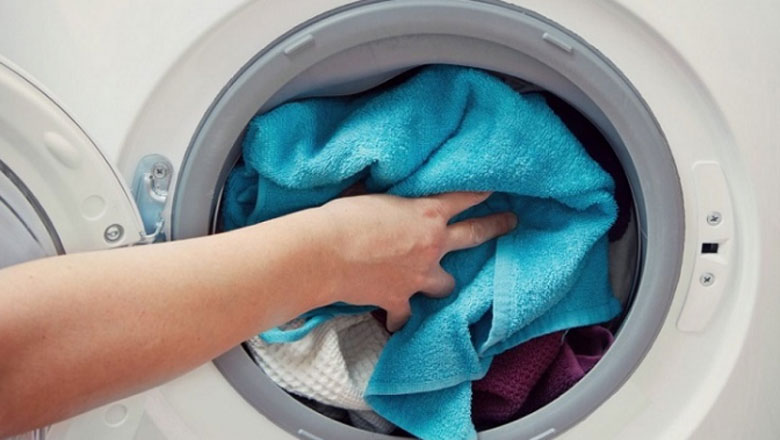 Máy giặt Toshiba không vắt được do quần áo đặt không cân đối